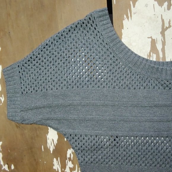 Guess Cut-Out Scoop Neck Perfect Gray Sweater - Picture 3 of 7